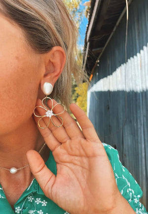 Treasure Chest Co Pearly Floral Earrings