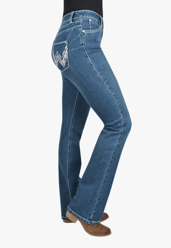 Swipe for some @wrangler jeans booty magic 🤪 ladies- the fit of